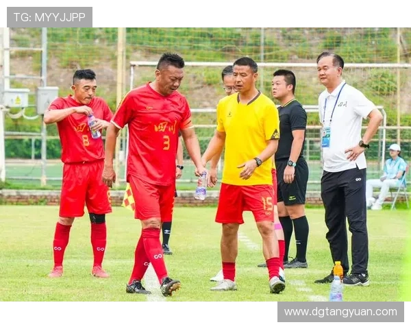 足球明星们齐聚一堂互相合照展现友谊与团结的精彩瞬间 足球明星们齐聚一堂互相合照展现友谊与团结的精彩瞬间